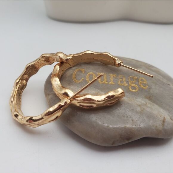 Estate Jewelry - Gold tone spackled earrings